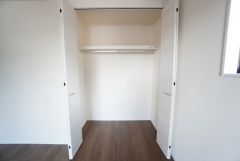 洋室にはハンガーパイプ付きのクローゼットが設けられています。たっぷり収納できるので衣替えの心配もいりませんね＾＾