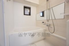一日の疲れを癒すバスルーム。 浴室暖房乾燥機付きなので梅雨時期や花粉、PM2.5が酷いときなどのお洗濯に便利ですね＾＾