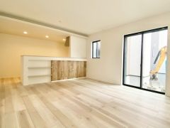 窓から光が差し込む明るいダイニングです＾＾