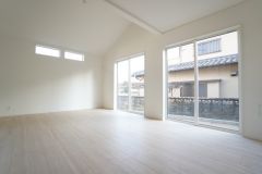 勾配天井で開放感＾＾大きな掃き出し窓のあるリビングは、陽光あふれる明るい空間です。ゆったりと寛げる憩いの場となりそうです。