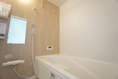 1日の疲れを癒すくつろぎのバスルーム。足を伸ばしてもゆったりと入れるサイズです。お子様と一緒にお風呂に入っても狭くないですね^^