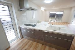 対面式キッチンなのでリビングにいるご家族とコミュニケーションを取りながら洗い物や、お料理が楽しめそうですね＾＾