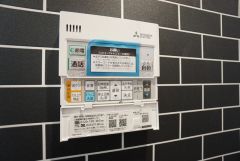キッチンからボタン一つで楽々操作できる給湯機リモコンです。