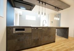 収納も、作業スペースも広々と設けられた使いやすいシステムキッチンです＾＾カウンタ ーキッチンなので、ご家族と会話をしながら楽しくお料理ができます＾＾