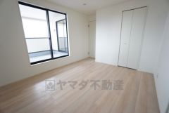 7.25帖。主寝室としてお使いいただけそうなこちらのお部屋は、日当たりが良く、爽やかな風を感じて起きる朝は、快適生活の始まりに。