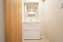三面鏡裏収納付き洗面化粧台です＾＾ 歯磨きセットやスキンケア用品などの収納に便利ですね。 生活感も隠すことができ、来客時に活躍＾＾