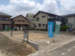 2026年6月撮影。駐車スペース2台分。駐車場はお客さま用に、余裕を持ってご利用いただけます＾＾