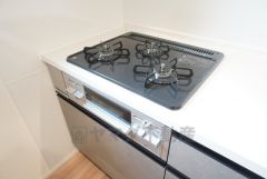 3種類の料理が同時に調理できる、3口ガスコンロ。忙しい夕食の支度時間が短縮できて効率よくお料理が楽しめます