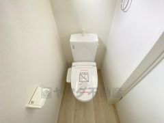 ウォシュレット付きトイレです。1階2階の2ヶ所にトイレがあるので、忙しい朝にもゆとりができますね＾＾