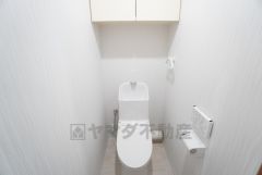 ウォシュレット、暖房便座、節電・節水機能など、使い勝手のよい高機能トイレです。 上部には収納棚が付いています＾＾