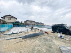 駐車スペースは2台分を確保（車種による）。マイカー用に、お客さま用に、余裕を持ってご利用いただけます。