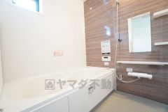 1日の疲れを癒すくつろぎのバスルーム。足を伸ばしてもゆったりと入れるサイズです。お子様と一緒にお風呂に入っても狭くないですね＾＾