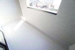 幅広のインナーバルコニーは多少の雨でも洗濯物を守ってくれ、家事を助けてくれること間違いなし。眩しすぎる日差しも和らげます。