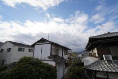 目の前に日差しを遮る建物がないので、日当たり＆風通し良好です＾＾心地よい自然の光や風を感じることができ、ほどよく開放感のある空間がつくれます。