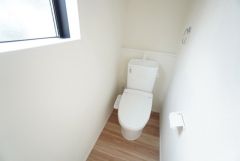 温水洗浄機付トイレです。節水機能もあるので、安心して使えますね。もちろん、1階2階の2ヶ所にトイレがあるので、忙しい朝にもゆとりができますね。