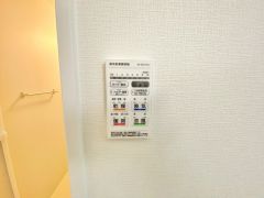 浴室暖房乾燥機には、暖房、乾燥、涼風、換気の4つの機能が付いています。タイマー付きです。換気・雨の日の洗濯も安心です＾＾