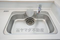 大きなお鍋も楽々洗える幅の広いシンクです＾＾ステンレスシンクなので簡単にお掃除できますよ。洗剤やスポンジもすっきりできる収納付き。