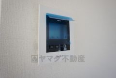 防犯はもちろん、セールスマン対策にもなるモニター付きインターホンです。