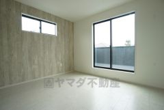 7帖。主寝室としてお使いいただけそうなこちらのお部屋は、日当たりが良く、爽やかな風を感じて起きる朝は、快適生活の始まりに。アクセントクロスでお洒落な空間＾＾