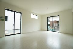 大きな窓のあるリビングは、陽光あふれる明るい空間です。居心地良く、ご家族皆がゆったり寛げる憩いの空間となりそうです。