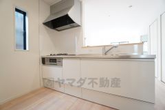 対面式キッチンなのでリビングにいるご家族とコミュニケーションを取りながら洗い物や、お料理が楽しめそうですね＾＾