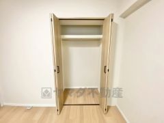 4.8帖洋室。クローゼット付きなので、すっきりと整理整頓でき気持ちよく過ごせますね。