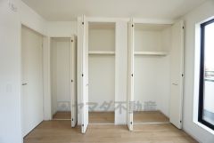 大容量のクローゼット付きなので、すっきりと整理整頓でき気持ちよく過ごせますね＾＾