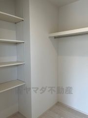 収納量たっぷりのウォークインクローゼット。衣類だけでなくバッグや帽子などもまとめて収納できるのでお出かけの準備もスムーズ。