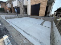 駐車スペースはゆとりある2台分を確保。マイカー用に、お客さま用に、余裕を持ってご利用いただけます。