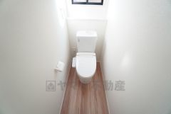 1階2階の2ヶ所にトイレがありますので、忙しい朝にも家族に気を使わず、ゆとりが生まれますね＾＾ 小窓付きで換気する時に便利です＾＾