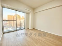 5帖洋室。主寝室としてお使いいただけそうなこちらのお部屋は、日当たりが良く、爽やかな風を感じて起きる朝は、快適生活の始まりに。