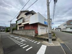駐車スペースはゆとりある2台分を確保。マイカー用に、お客さま用に、余裕を持ってご利用いただけます＾＾