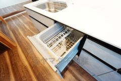 炊事時間を大幅に短縮できる食器洗浄乾燥機付き＾＾食器を洗う手間が減るので家族とのコミュニケーションの時間や自分の時間が増えますね。