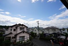 2階バルコニーからの眺望です。前面に遮るものがなく景色を一望できます。日当たりも良好。お洗濯物が良く乾きます。