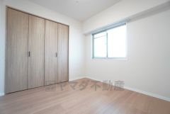 5帖。主寝室としてお使いいただけそうなこちらのお部屋は、日当たりが良く、爽やかな風を感じて起きる朝は、快適生活の始まりに。