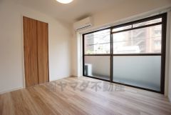 5帖。木の温もりがやさしいフローリングとシンプルなクロスで、住む人のこだわりを活かす洋室＾＾クローゼットもあり荷物もすっきり片付けられ、ゆとりのある暮らしが出来ます＾＾ 