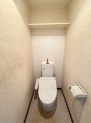 CG加工により小物等を撤去しております。温水洗浄機付トイレです。節水機能もあるので、安心して使えますね。