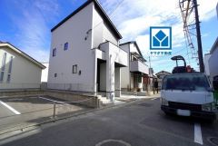 前面道路は南西側約5.7ｍの公道に面しています。