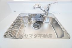 大きなお鍋も楽々洗える幅の広いシンクです＾＾ステンレスシンクなので簡単にお掃除できますよ。洗剤やスポンジもすっきりできる収納付き。