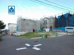 柏原小学校：徒歩約7分、柏原中学校：徒歩約20分、スーパー徒歩5分バス停「自然公園前」徒歩6分。