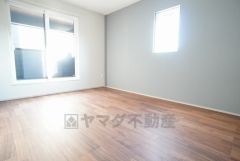 主寝室としてお使いいただけそうなこちらのお部屋は、日当たりが良く、爽やかな風を感じて起きる朝は、快適生活の始まりに。 アクセントクロスでお洒落な空間＾＾ 