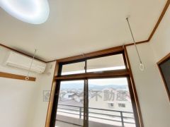 窓際に室内物干し付き＾＾ 室内物干しは、雨の日や花粉の季節でも気にせず洗濯物が干せるので嬉しいですね＾＾ 