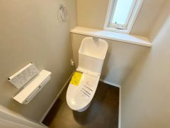 1階2階の2ヶ所にトイレがありますので、忙しい朝にも家族に気を使わず、ゆとりが生まれますね＾＾ 小窓付きで換気する時に便利です＾＾ 