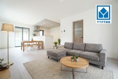 家具はイメージです。 大きな窓のあるリビングは、陽光あふれる明るい空間です。居心地良く、ご家族皆がゆったり寛げる憩いの空間となりそうです。