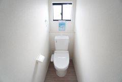  1階2階の2ヶ所にトイレがありますので、忙しい朝にも家族に気を使わず、ゆとりが生まれますね＾＾ 小窓付きで換気する時に便利です＾＾