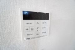キッチン横からお湯張り、追い炊き、足し湯がボタン一つで楽々操作できる給湯機リモコンです。忙しい夕飯準備の時間帯に重宝しますね。