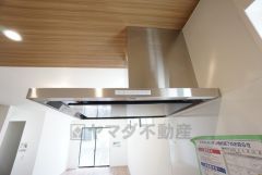 お手入れが簡単なスリム型レンジフードです。調理により発生する油煙や臭いを吸い込み、屋外へ排気してくれます。