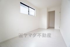 家具を選ばないナチュラルなフローリングとシンプルなクロスです＾＾