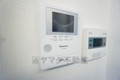 防犯性もばっちり、TVモニター付きインターホン完備。大きなモニターで玄関先を確認できます。録画機能が付いているので不在時の訪問者も確認できて安心です＾＾