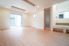 大きな掃き出し窓のあるリビングは、陽光あふれる明るい空間です。ゆったりと寛げる憩いの場となりそうです。